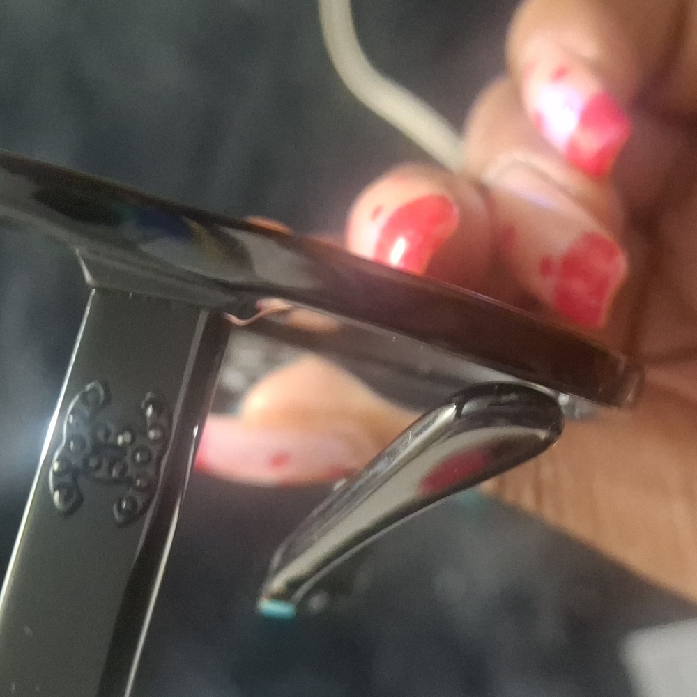 CHANEL Elegant Black Sunglasses - Picture 7 of 8